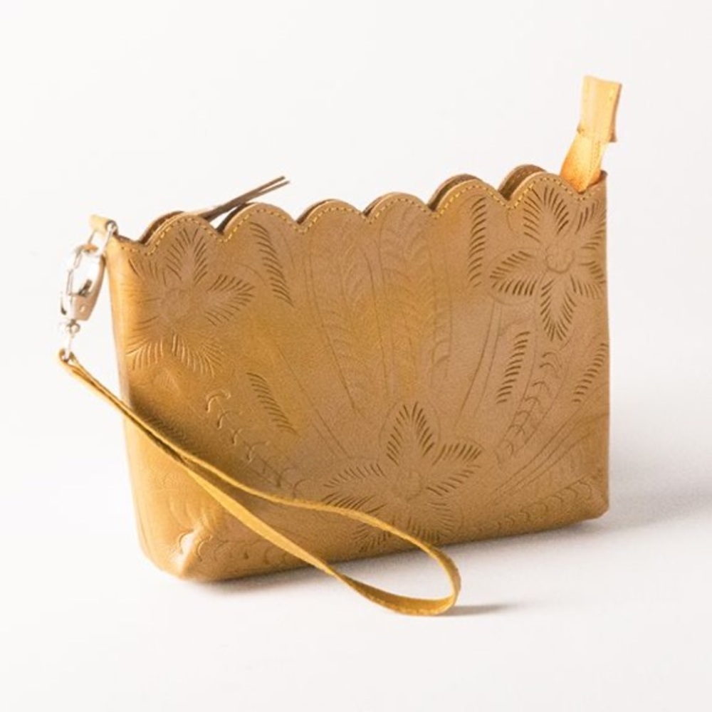 Leaders in Leather Classic Scalloped Wristlet